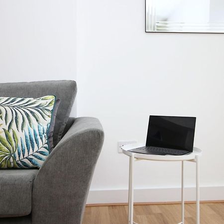 St Thomas Loft Views By Ssw - 2Br, Parking, Sleeps 4, Easy Access To City Centre, Marina, Beach And M4 Swansea Buitenkant foto